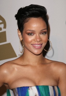 rihanna-attends-the-2009-grammy-salute-to-industry-icons-4