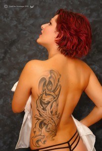 Los Tatuajes en la espalda más bonitos para mujeres y su significado [2022]