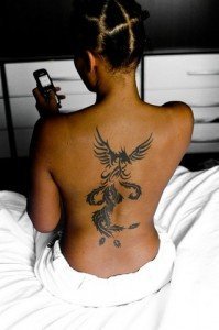 Los Tatuajes en la espalda más bonitos para mujeres y su significado [2022]