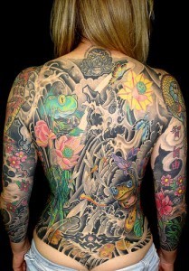 Los Tatuajes en la espalda más bonitos para mujeres y su significado [2022]