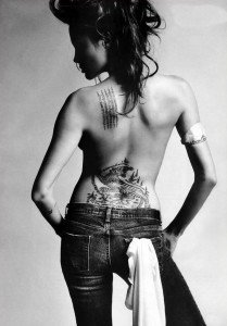 Los Tatuajes en la espalda más bonitos para mujeres y su significado [2022]