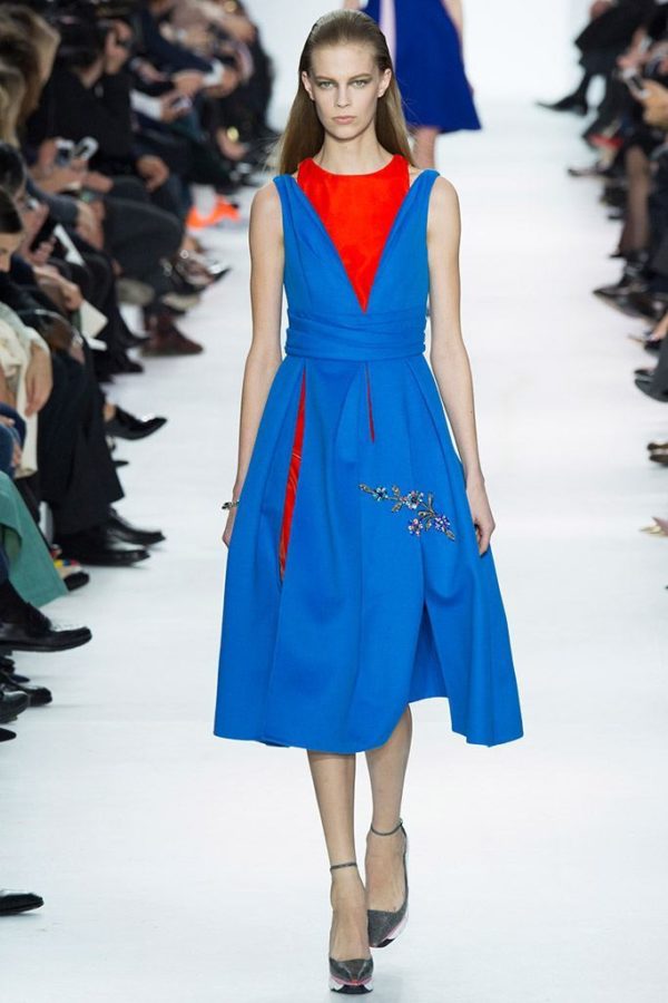 christian-dior-mujer-otono-invierno-2014-2015-vestido-otoño