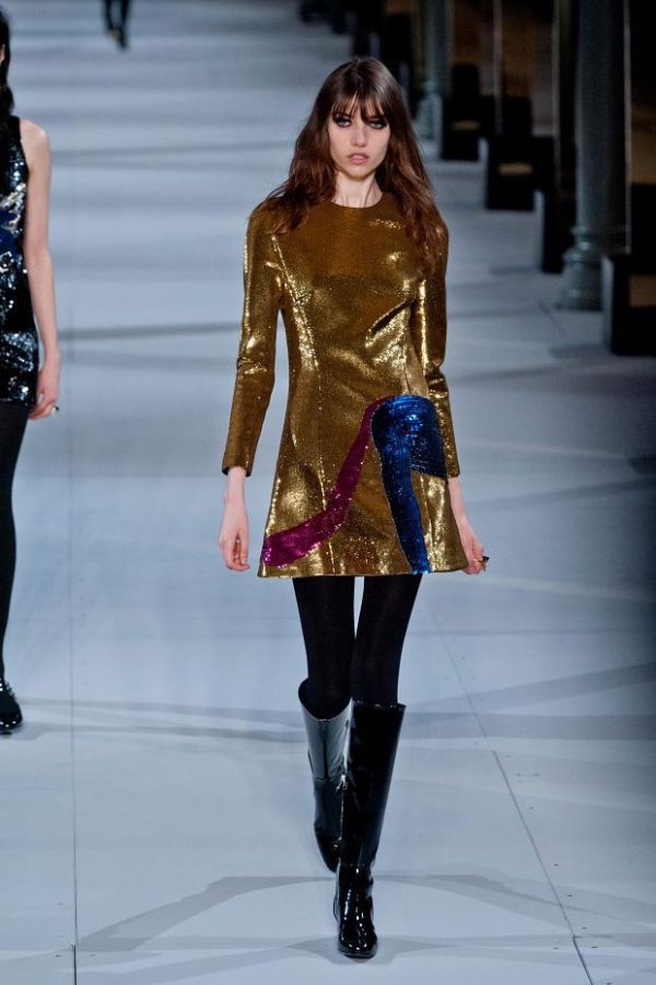 catalogo-saint-laurent-mujer-otono-invierno-2014-2015-vestido-dorado