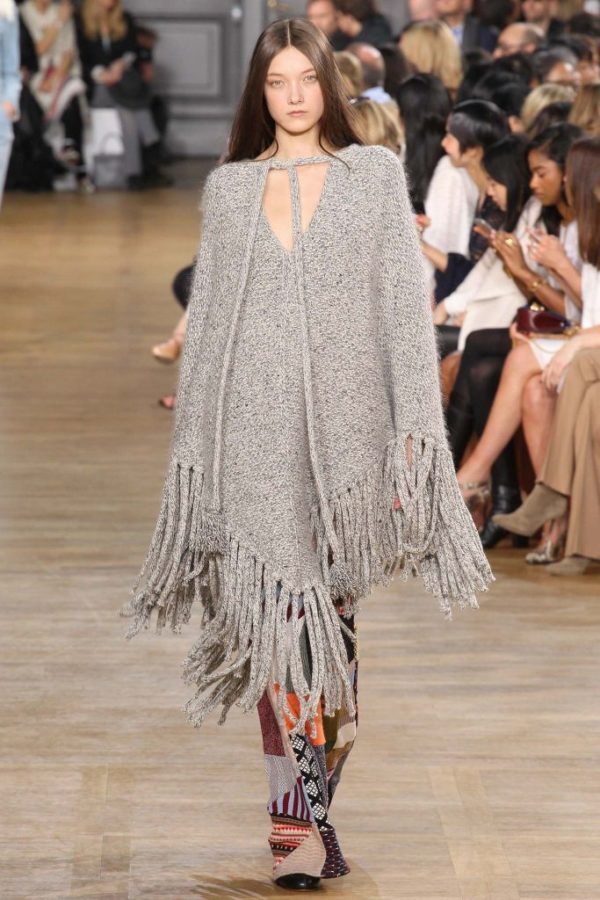 Catálogo Chloé Primavera Verano-2016-poncho-gris