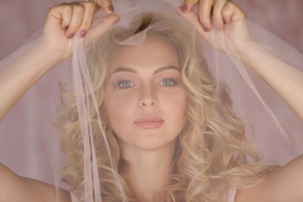 velos-de-colores-para-novia-como-llevarlos-istock