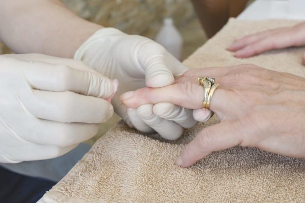 Consejos para eliminar el esmalte de uñas