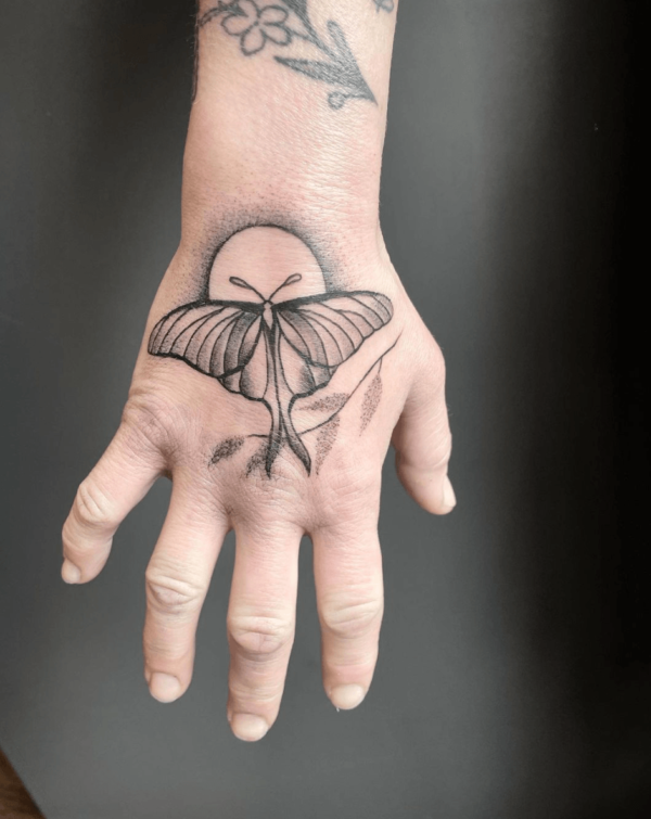 Tatuajes en la mano para mujeres: ideas y fotos pájaro