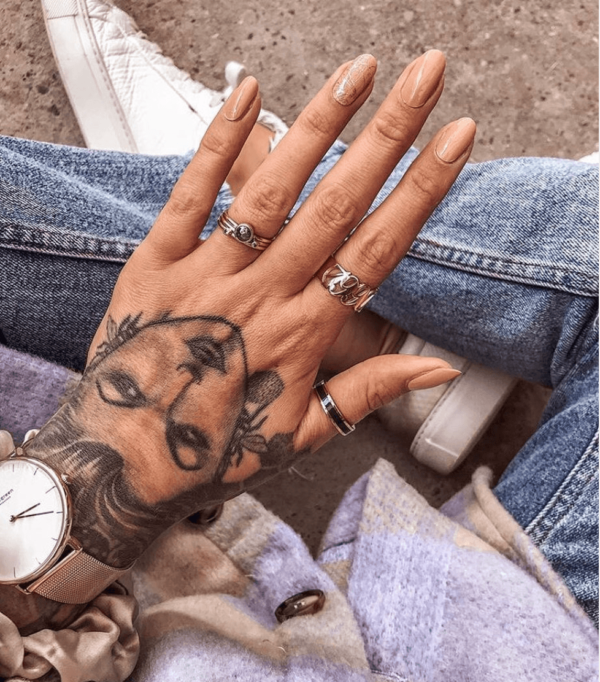 Tatuajes en la mano para mujeres: ideas y fotos cara mujer