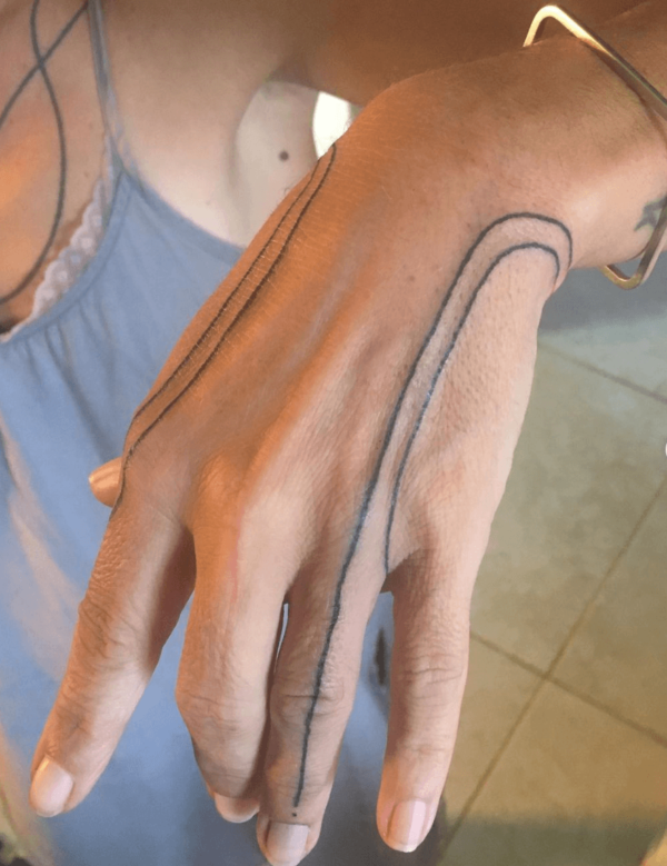 Tatuajes en la mano para mujeres: ideas y fotos líneas
