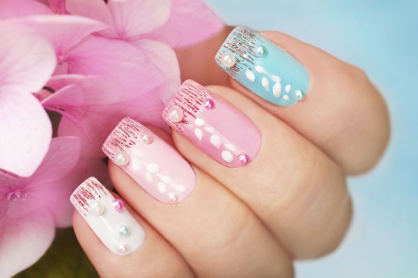 Uñas color pastel de gel con perlas 