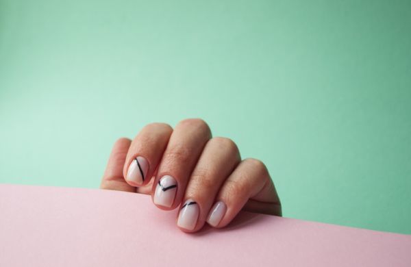 Unas color pastel porcelana con linea negra 