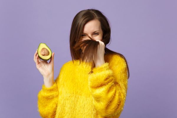 Mujer pelo bonito y aguacate