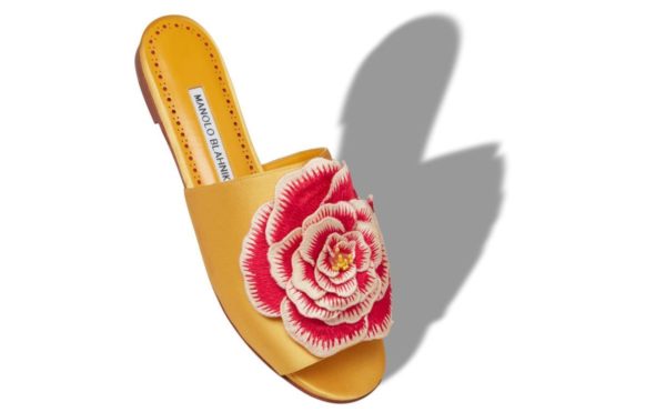 Catalogo manolo blanik primavera verano2023 sandalias rosa flat bordado rosa