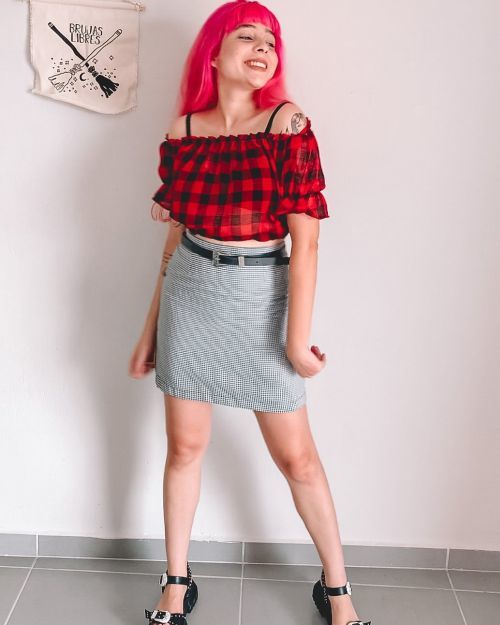 Joven con top de cuadros estilo GRUNGE