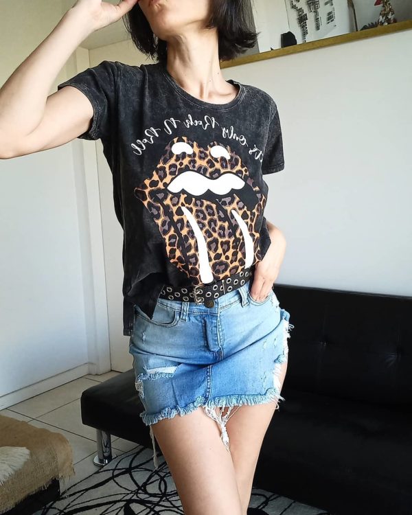 Joven con falda vaquera rota