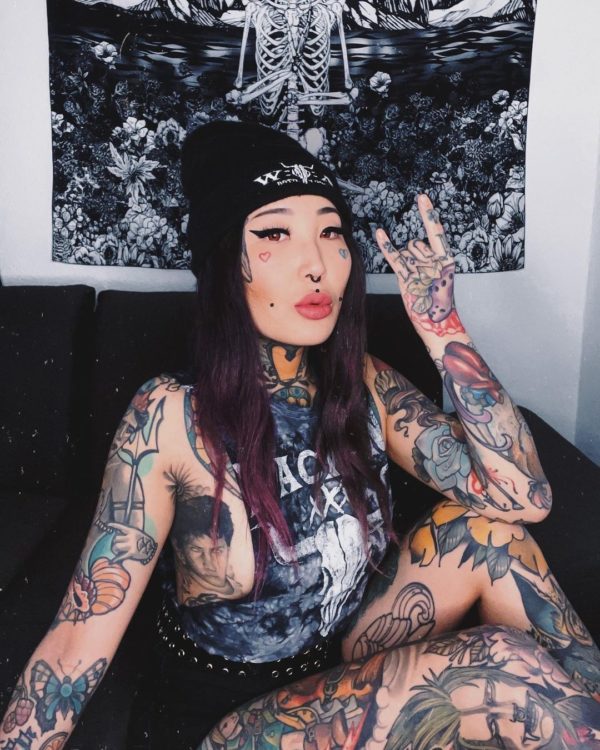 Mujer asiática estilo GRUNGE con gorro beanie