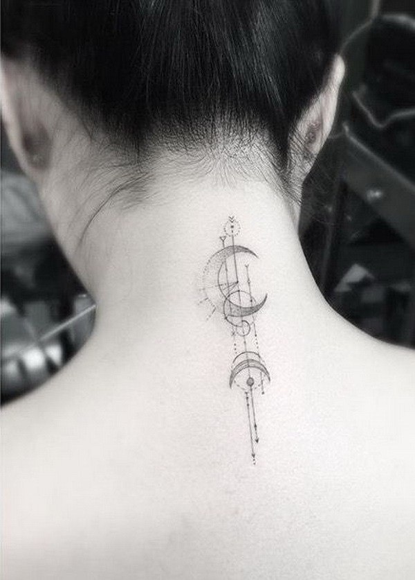 Tatuajes en la espalda FOTOS diseño luna puntos 