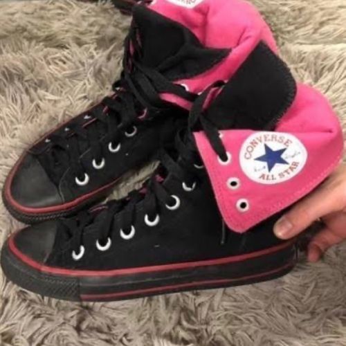 Converse negras con rosa