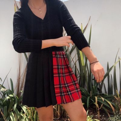 Falda plisada negra y a cuadros roja años 2000´s