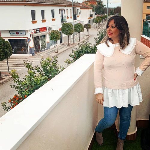 Prendas con cuello saliente de encaje