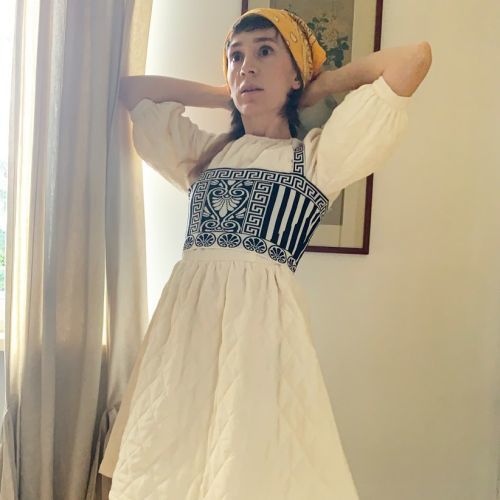 Mujer con vestido rural y pañuelo Grandmacore