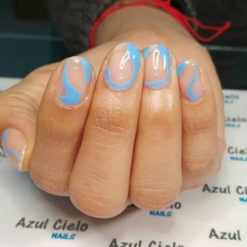 Transparencias azul celeste uñas