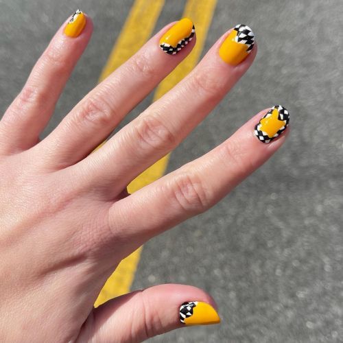 Uñas decoradas en amarillo