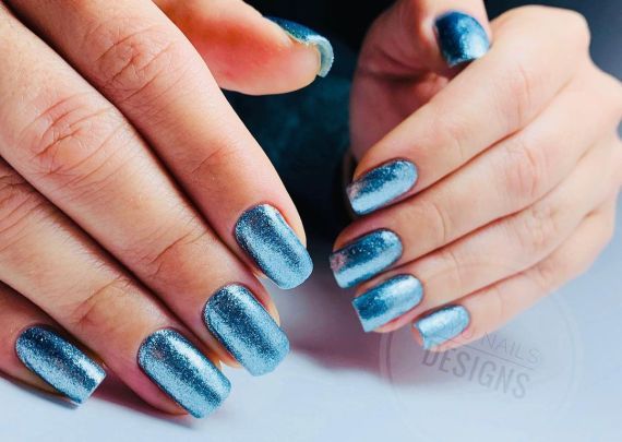 Uñas azules de brillo