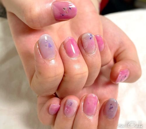 Uñas pastel con brillo y piedrecitas