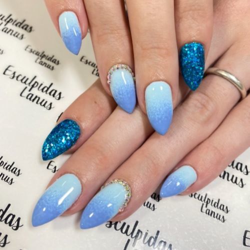 Uñas postizas esculpidas en azul
