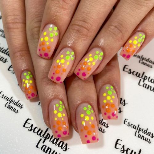Uñas postizas con lunares de colores