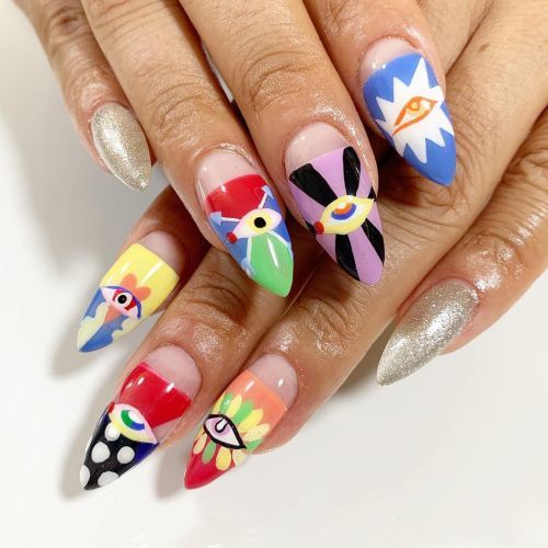 Uñas con símbolos varios y ojos