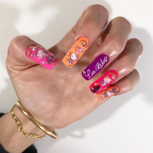 Uñas postizas con dibujos y apliques