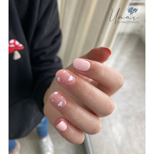 Uñas rosas con motas blancas