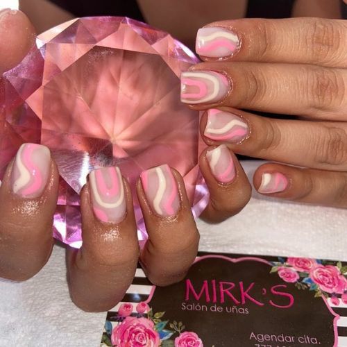 Uñas cortas rosas con líneas blancas en U