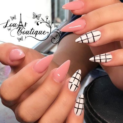 Uñas rosas en punta con rosas y blancas con negro y cuadros