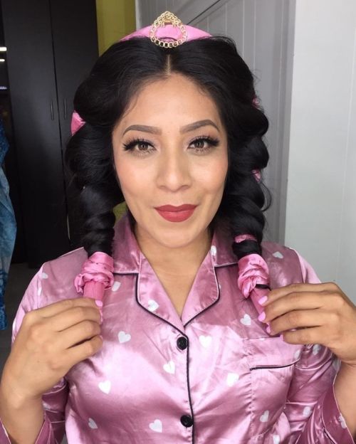 Mujer con trenzas color rosa