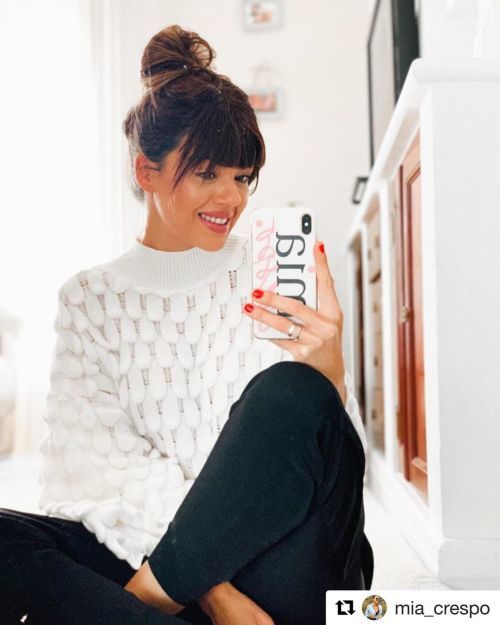 Recogido con moño a media altura y flequillos