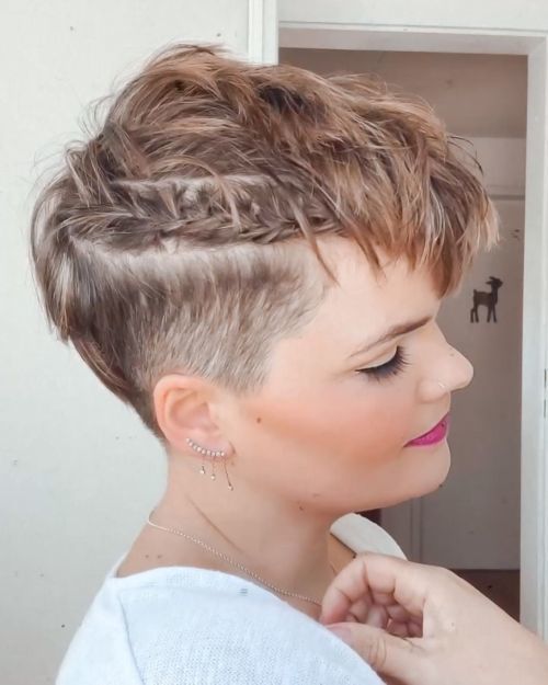 Pelo muy corto con trenza