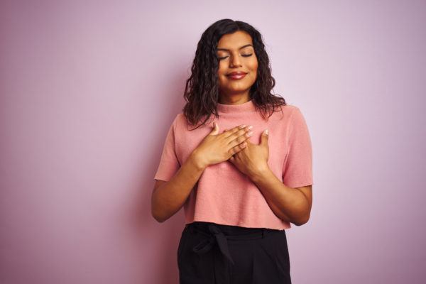 Como combinar camiseta rosa
