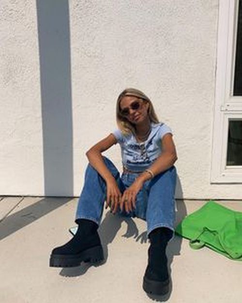 Pantalones anchos con botas y camiseta